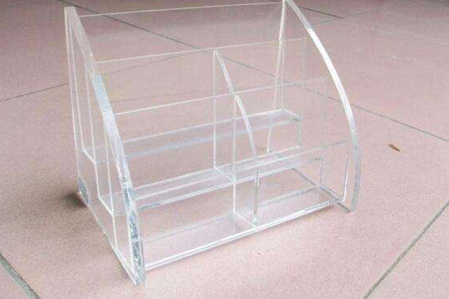 ​The difference between plexiglass and ordinary glass, is plexiglass plastic?